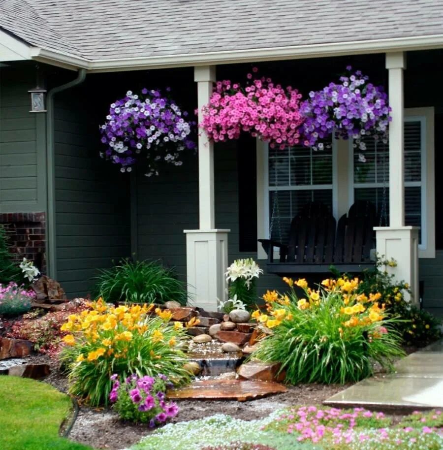 Фото клумбы с цветами возле дома. Палисадник у веранды. Красивые клумбы. Цветы на даче. Клумбы на даче.
