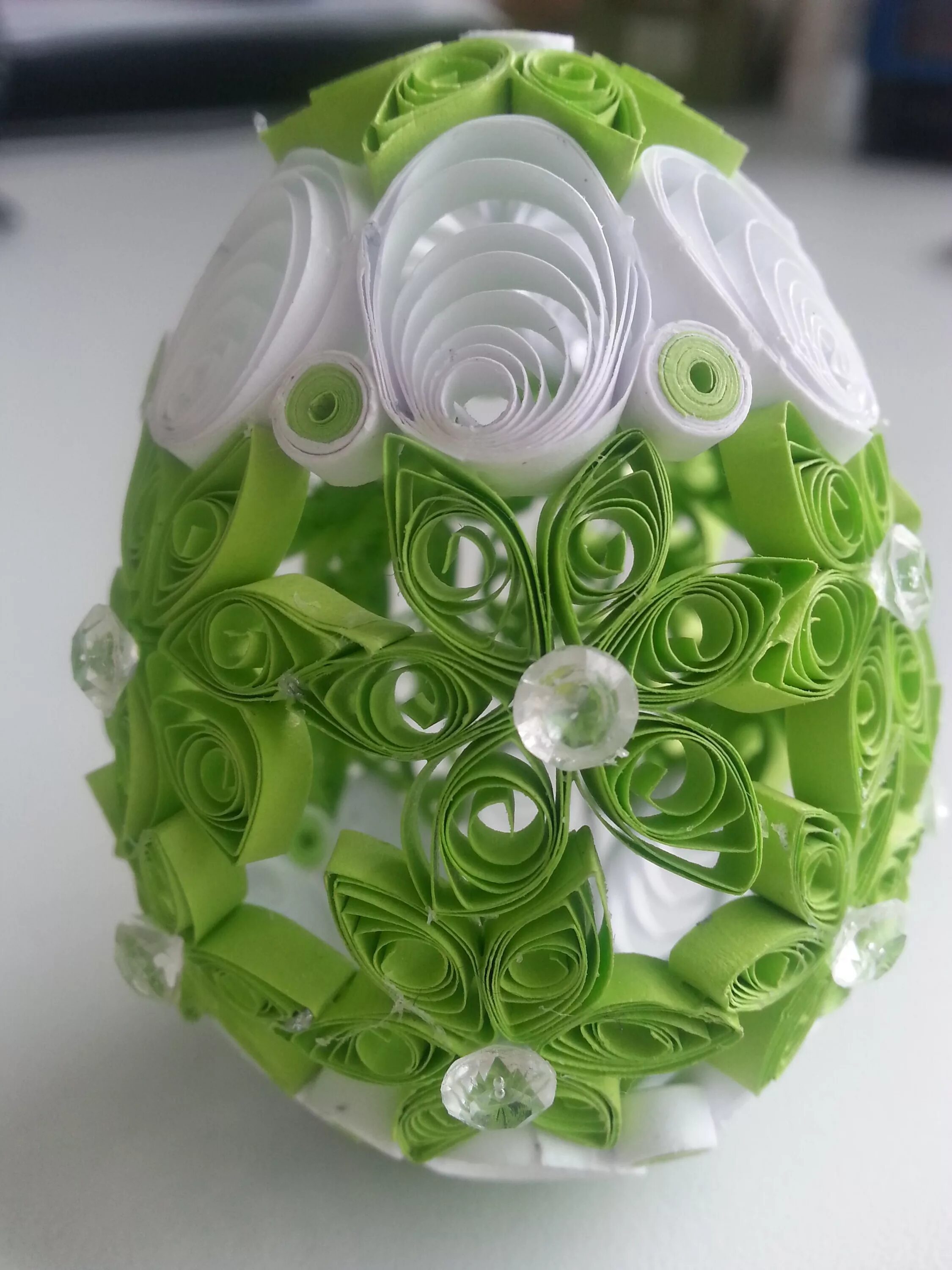 Пасхальное яйцо в технике квиллинг. Пасхальное яйцо из квиллинга. Пасхальное лицо своими руками. Квилинговые пасхальные яйца. Пасхальное яйцо квиллинг.