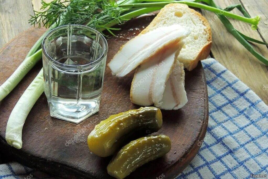 Сало огурцы капуста. Селедка с картошкой. Водочка сало огурчик. Сало картошка капуста. Сало огурцы капуста.