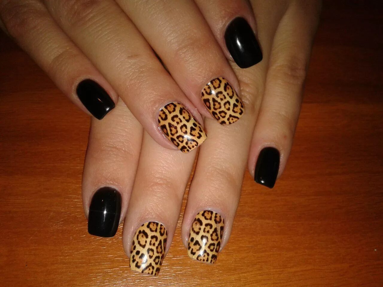 Маникюр коричневый с леопардовым. Маникюр к леопардовому платью. Маникюр золотой леопард. Леопардовые вставка на ногтях. Маникюр под леопардовое платье.