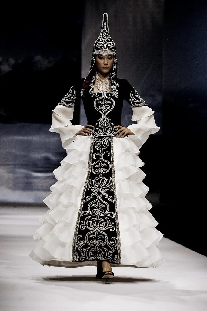 Кыргызская национальная одежда женская. Этно стиль казакша. Казакша мода. Казахская национальная одежда саукеле. Казахское национальное платье.