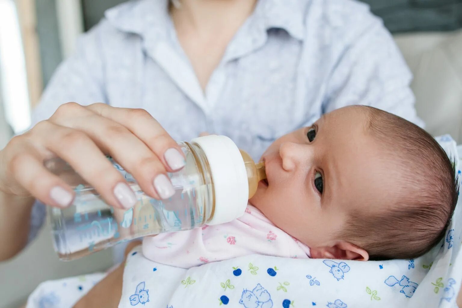 Кормление из бутылочки водой грудничка. Поить водой новорожденного ребенка при грудном вскармливании. Допаивать грудничка водой. Грудничок в воде. Пить воду новорожденному ребенку