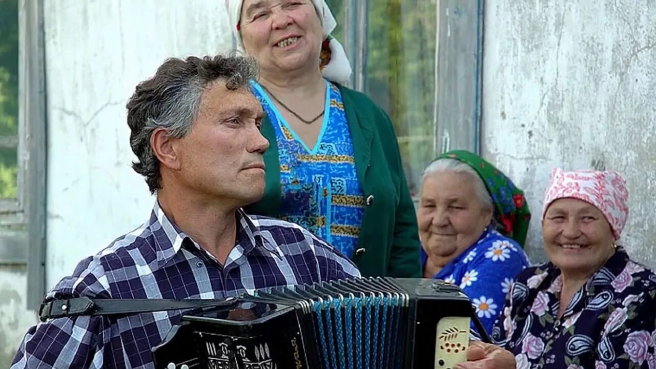 Поющая деревня. Бабушка поет. Старики поют. Баянист в деревне.