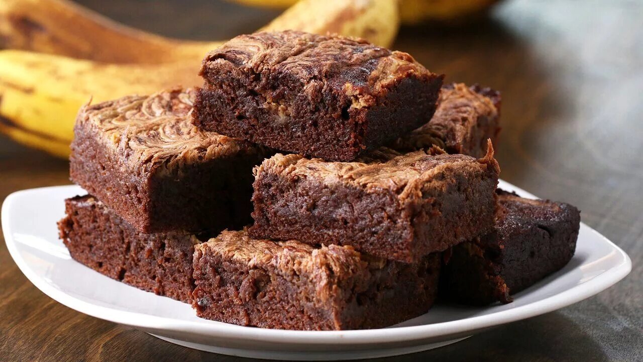 Банановый брауни пп. Пп брауни с бананом и какао в духовке. Пп брауни рецепт с бананом. Шоколадно-банановый брауни. Шоколадный брауни пп.