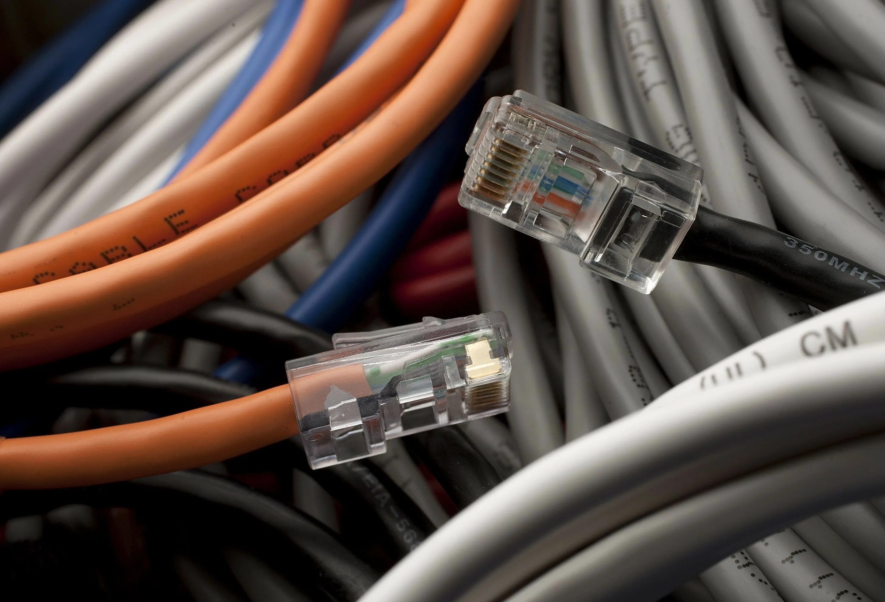 Интернет кабель. Сетевой кабель для интернета. Проводной интернет кабель. Провод для проводного интернета.