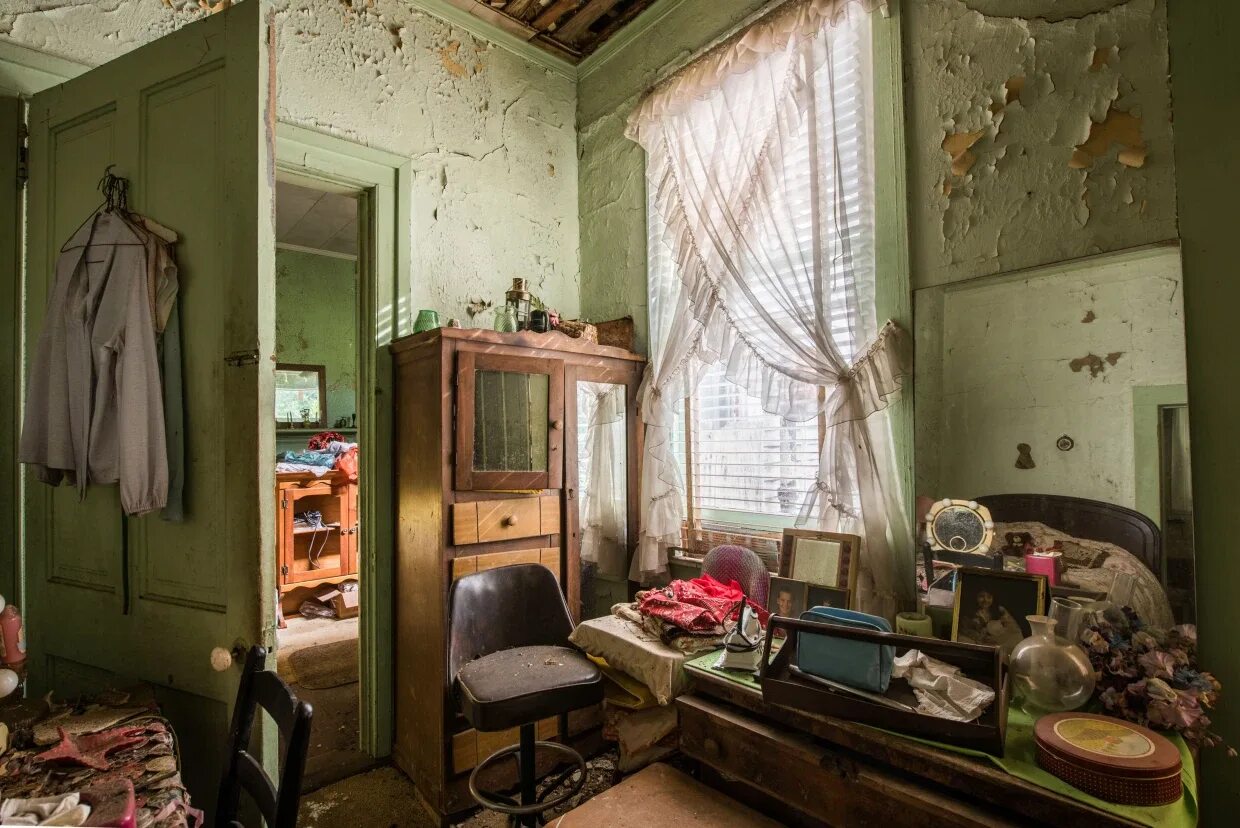 заброшенные дома с вещами и мебелью. антиквариат в заброшенных домах. заброшенная квартира с вещами. вещи в заброшенных домах. старый дом в деревне внутри.