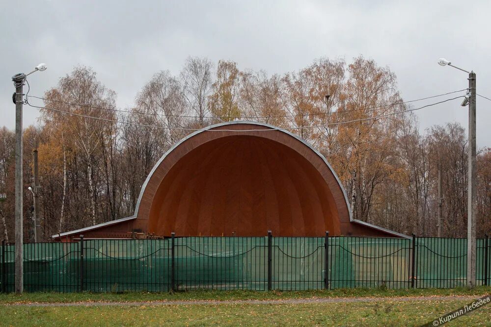 Парки эстрада. Симфоническая эстрада в парке Сокольники. Симфоническая эстрада в парке Сокольники ограда. Сцена эстрада в парке Сокольники. Эстрада Ракушка.