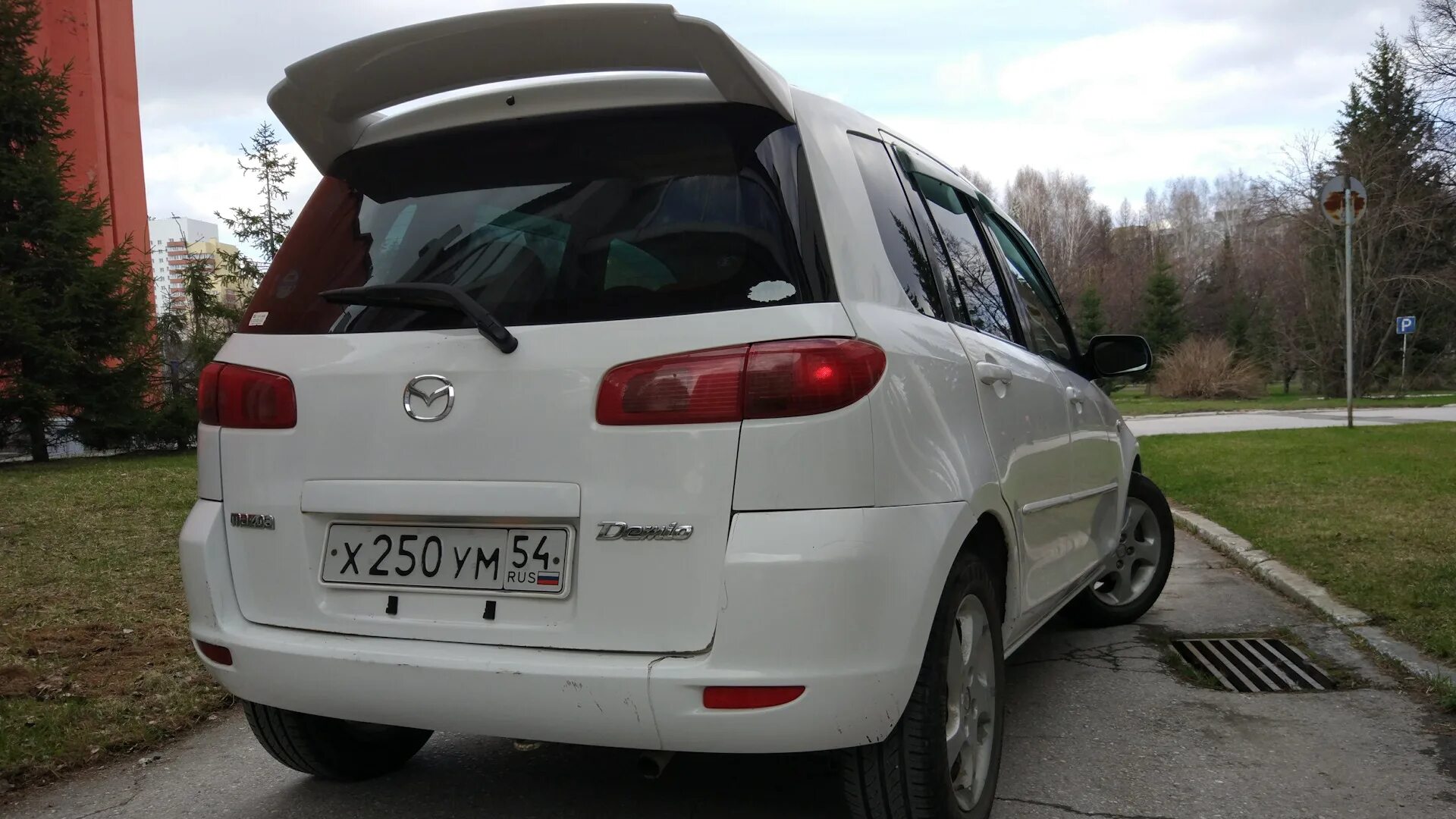 Mazda demio 2005 спойлер. Спойлер мазда демио 2002. Похожие задом демио и форестер. Mazda demio dw3w спойлер. Спойлер мазда демио.