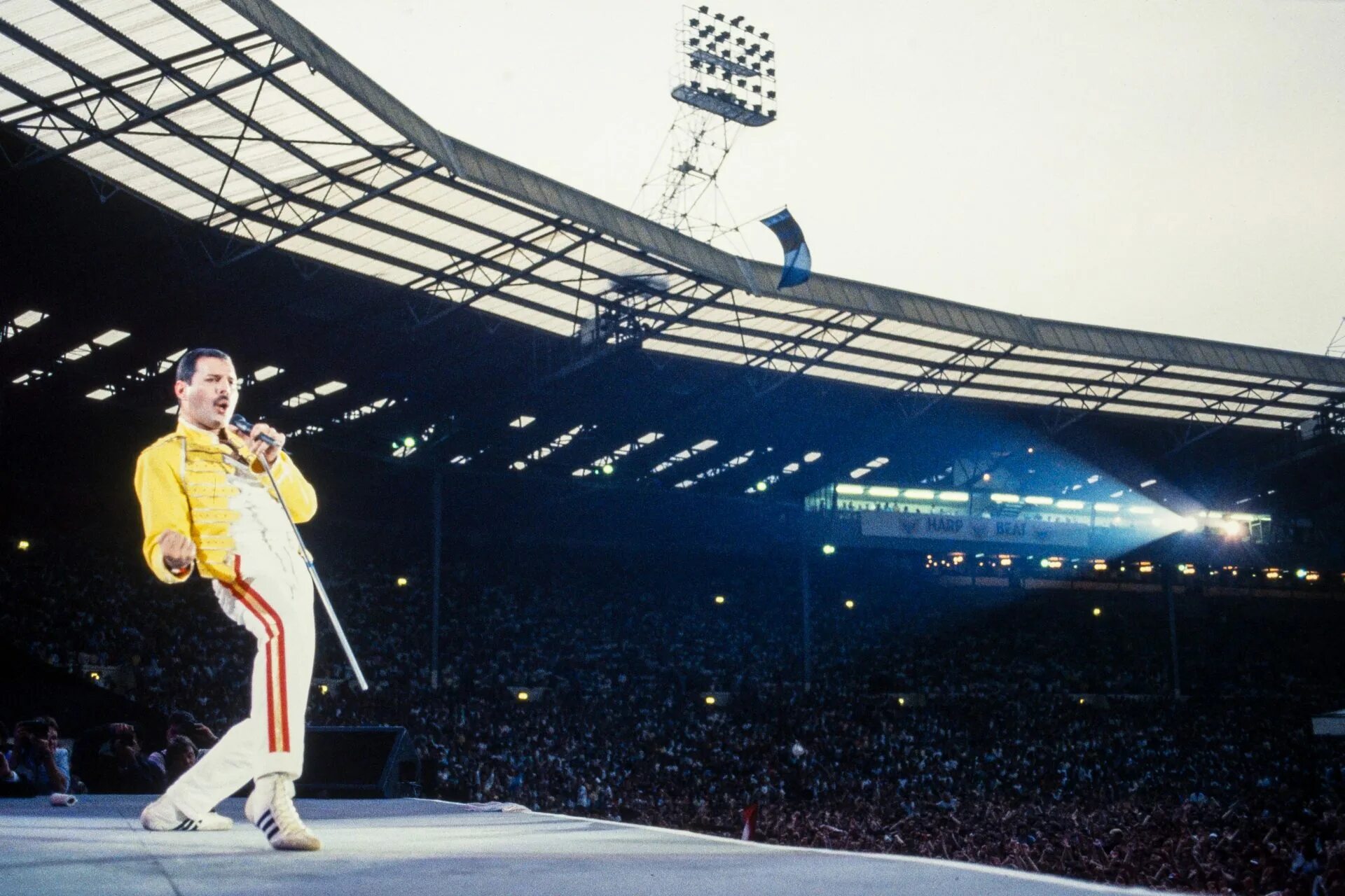 Queen wembley stadium 1986. Фредди меркьюри на стадионе уэмбли. Фредди меркьюри wembley 1986. Queen wembley stadium 1986. Queen wembley stadium 1986.