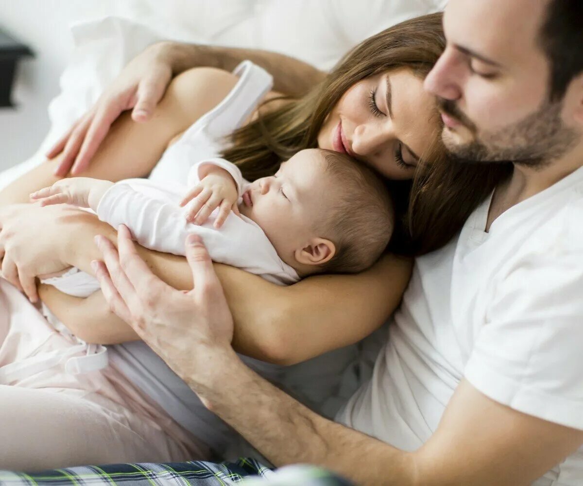 Семья в роддоме. Пара с младенцем. Муж жена и ребенок. Жена а4 родила. Счастливая семья с двойняшками.