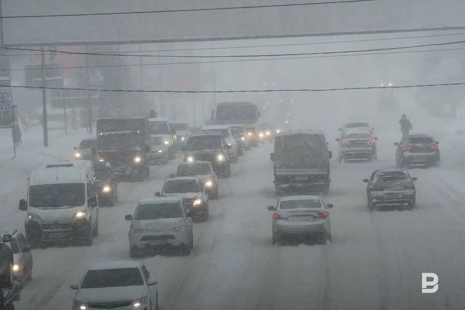 Погодные условия в казани. Метель уфа. Снежная казань. Метель казань. Гроза вечером.