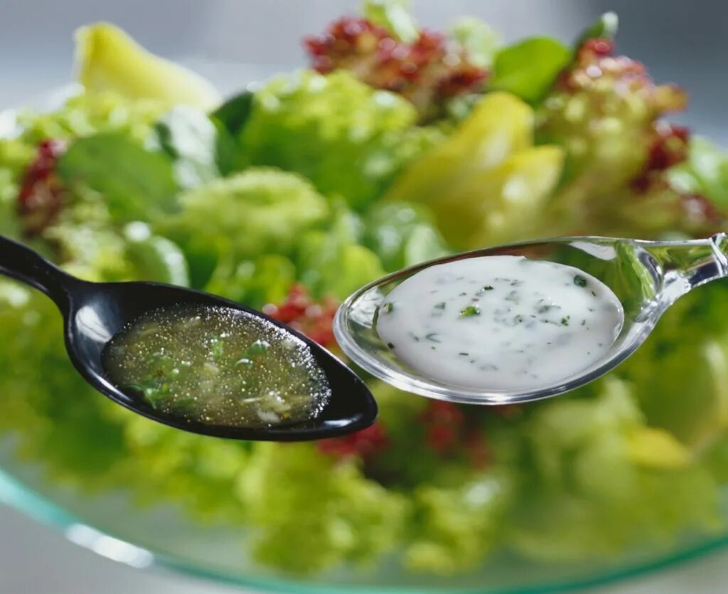 Рецепт заправки для салата из овощей. Соус для овощного салата. Легкие соусы для салатов. Зеленое масло для салатов. Соус для салата с зеленью.