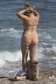After all, Emily Attack beach pictures turned out to be very hot! 