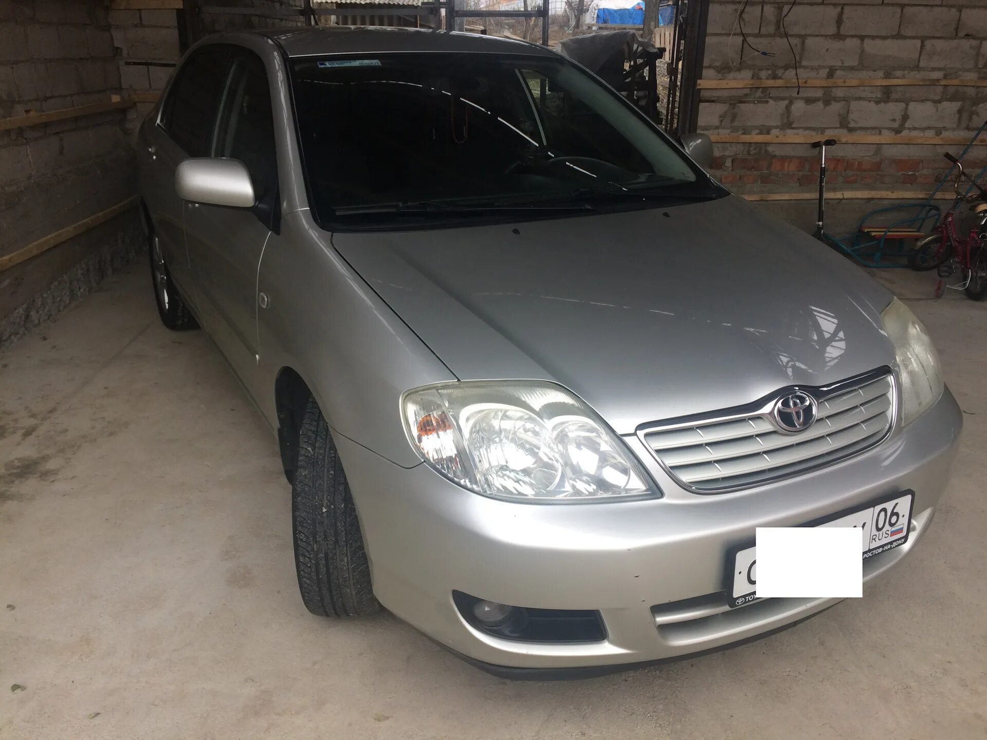 Toyota Corolla e120 2005. Тойота е120. Тойота Королла е120. Королла е120 серебристая.