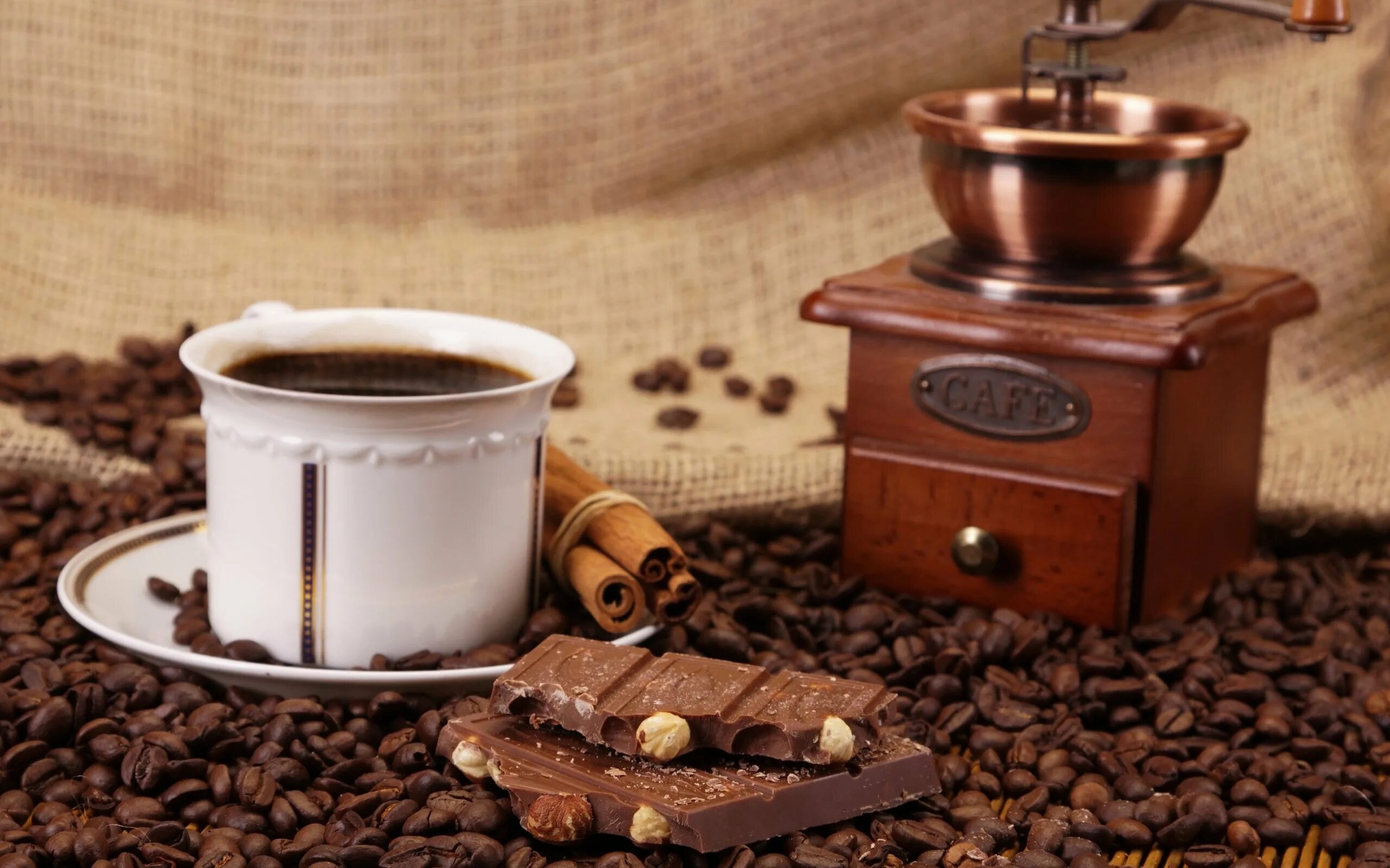 Кофе и шоколад. Кофейные зерна в кофемолке. Кофемолка и чашечка кофе. Зерна в кофемолке. Coffee i chocolate