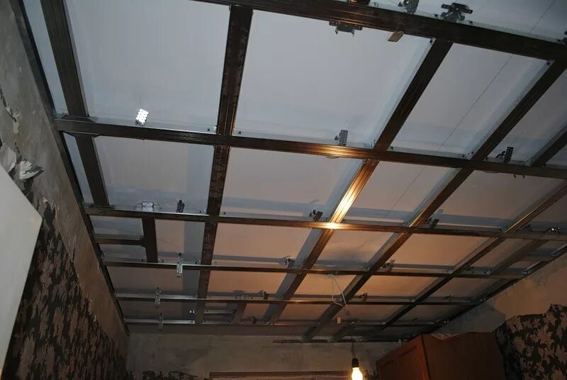 Каркас подвесного потолка. Каркас для гипсокартона на потолок. Металлический каркас для потолка. Каркас потолка из металлопрофиля.