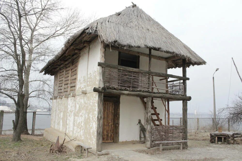 Старый саманный дом. Хата мазанка с соломенной крышей. Глинобитные (саманные) мазанки. Саманный дом мазанка. Экодом из соломы и глины в англии.