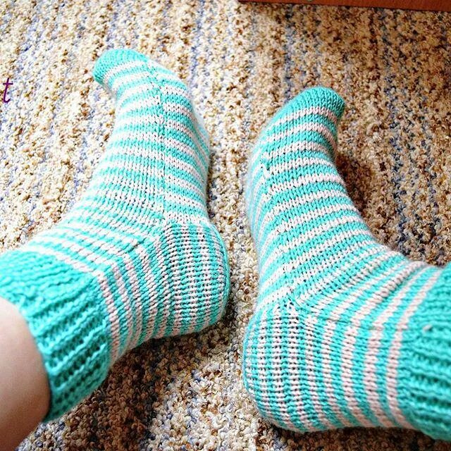 Вязаные носки. Вязаные но о, ки, следочки на спицах. Вязаные носки. Носки без спицы. Носки связанные резинкой.