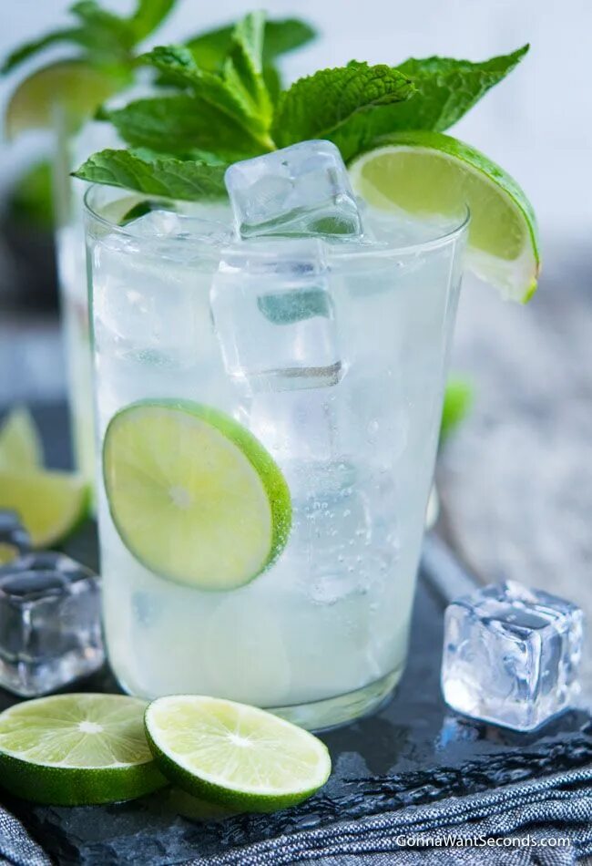 Вода Lime Fresh. Soda–Lime Glass. Газированные напитки со льдом. Стакан "Lime".