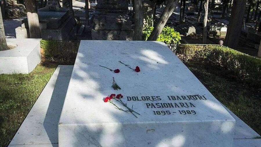 Владимир дыховичный могила. Мадридский собор святой троицы. Могила сервантеса в мадриде. Мемориальный комплекс долина павших в испании. Испанский писатель могила 5.