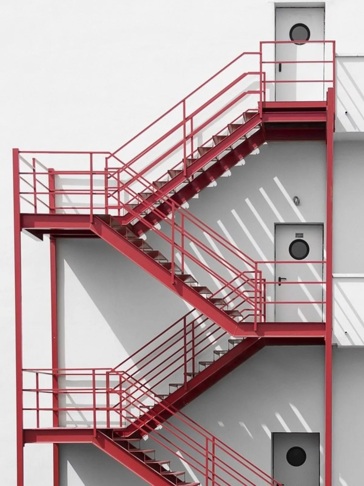 Вертикальная наружная лестница. Маршевая пожарная лестница типа п2. Пожарная лестница наружная п2. Пожарная маршевая лестница п2. Наружные эвакуационные лестницы п2.