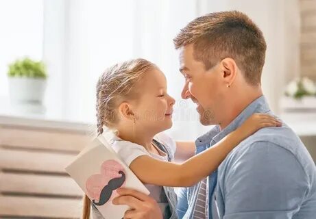 Ребенок поздравляет папу