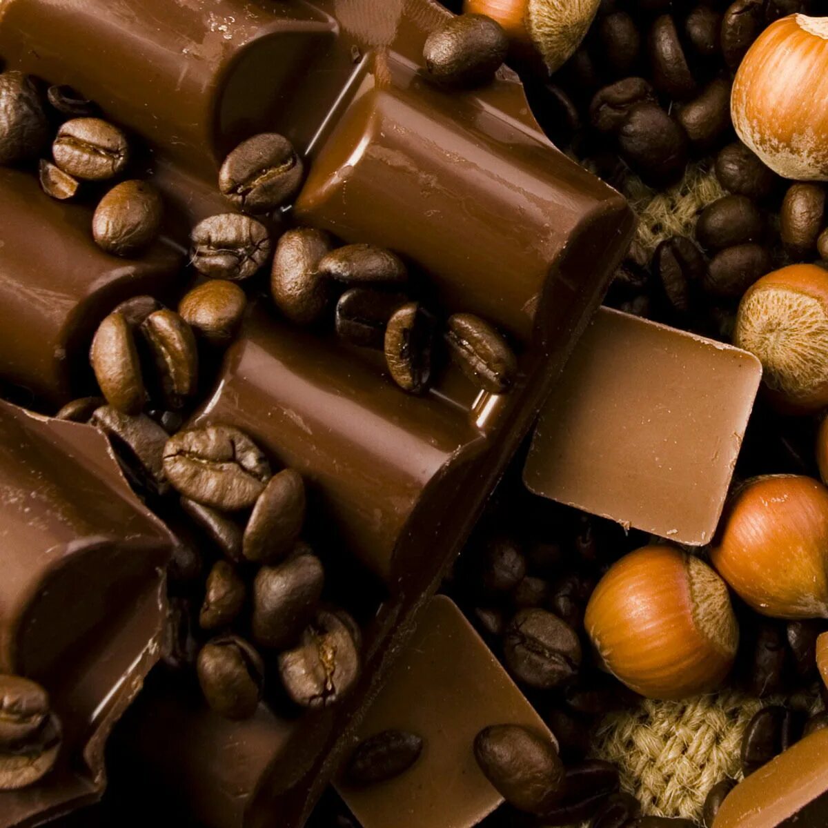 Шоколад фон. Шоколад россыпью. Коричневый шоколад. Красивый шоколадный фон.