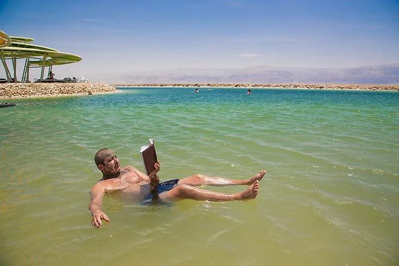 Люди купаются в море. Мёртвое море люди купаются. Мёртвое море люди купаются. Мёртвое море люди купаются. Купаться в соленом море.