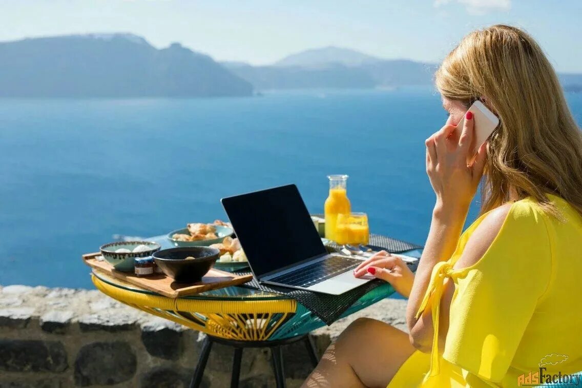 Ноутбук на берегу моря. Девушка с ноутбуком на море. Девушка с ноутбуком на берегу моря. За ноутбуком на море. Ноутбук travel