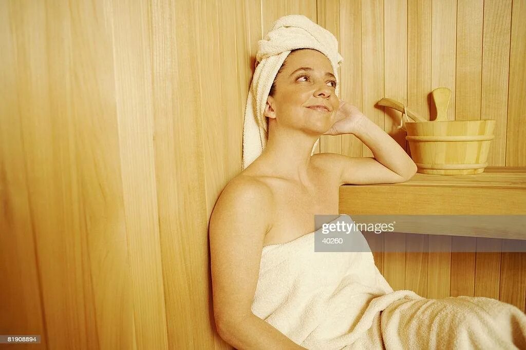 Ходит в полотенце. Женщина после бани. После бани в полотенце. Женщина с полотенцем на голове. Банная церемония для женщин.