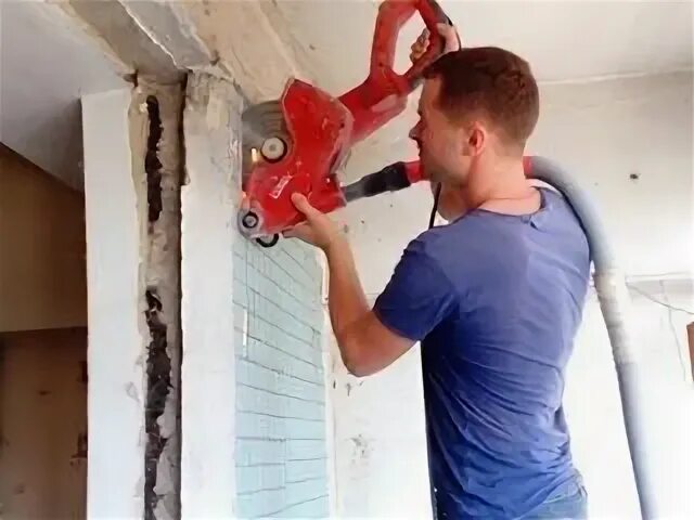 Разборки в анапе с беженцами. Снесли. Демонтировать сотрудника. Демонтажник с отбойным молотком в работе в хорошем качестве. Демонтировать сотрудника.