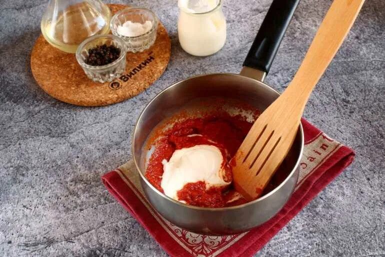 Томатно сметанный соус. Сметанный соус с томатной пастой. Соус со сметаной и томатной пастой. Сметана и томатная паста. Паста соус острая табаджан состав.