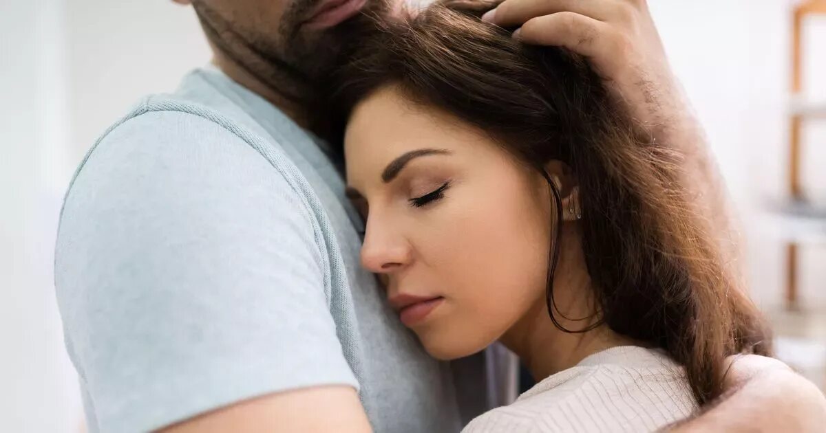 Объятия с полной девушкой. Женщина обнимает мужчину что это значит значит. Стоит и обнимает. Парень обнимает девушку. Женщина обнимает.