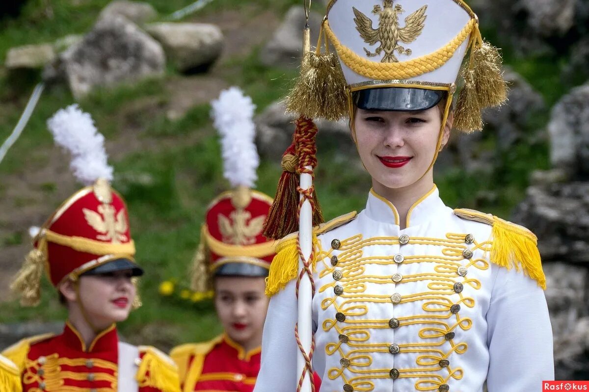 мажоретки барабанщицы. шоу барабанщиц династия. в костюме мажоретки с кивером. костюм дрессировщицы для девочки в садик. костюм мажоретки.