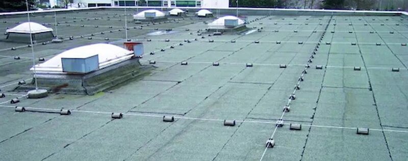 Держатель молниеприемной сетки бетонный. Держатель молниеприемной сетки дкс. Компенсатор молниеприемной сетки. Компенсатор 172 ar. Монтаж молниеотвода по плоской крыше.