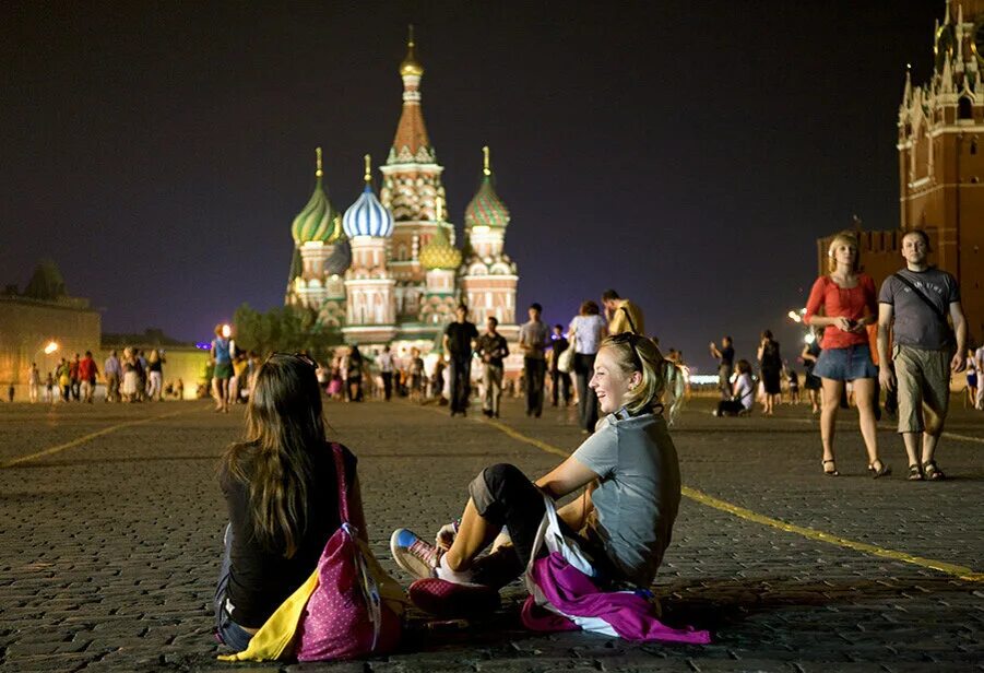 Вопрос ехать в москву. Москва люди. Москва красная площадь туристы. Люди гуляют по Москве. Москва лето люди.