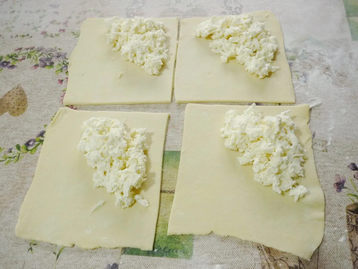 Слоёное бездрожжевое тесто хачапури. Хачапури из готового слоеного теста. Хачапури с сыром в духовке из слоеного теста бездрожжевого. Хачапури из слоёного теста с сыром. Хачапури из готового слоеного
