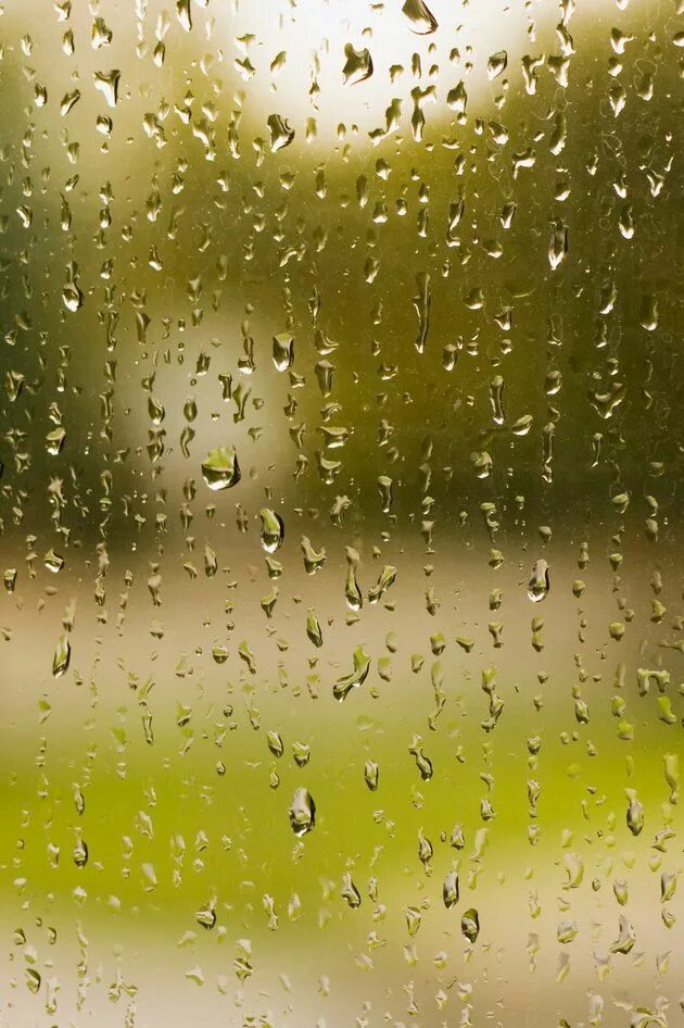 Окно в дождевых каплях. Капли на стекле. Капли на окне. Дождь в окне. Капли дождя на стекле.