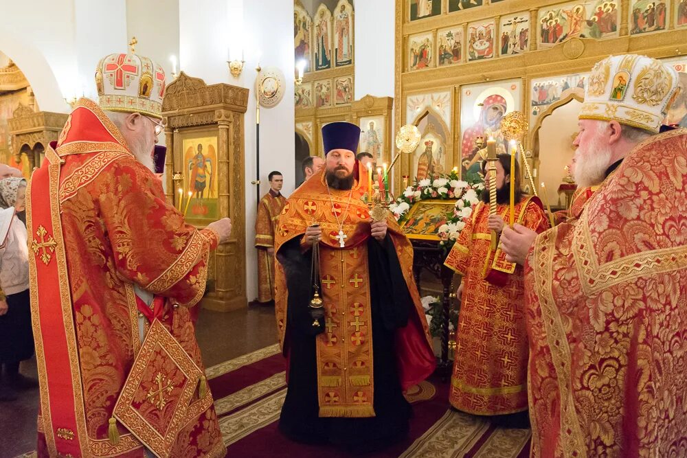 Литургия в храме христа спасителя 7 августа 2021 года. Храм петра и павла в лефортово служба. Храм трех святителей, расписание служб. Храм петра и павла в лефортово. Храм служба в 10.