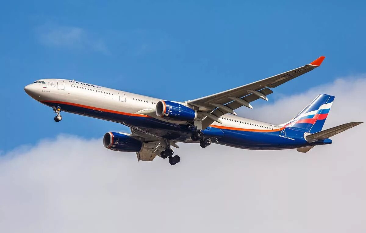 москва с самолета. боинг 777 аэрофлот москва владивосток. самолет летевший из владивостока. самолет летевший из владивостока. самолет и аэропорт.