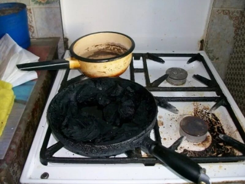 Горелая сковородка. Сгоревшая сковорода. Пригорание пищи на плите. Сковорода на плите.
