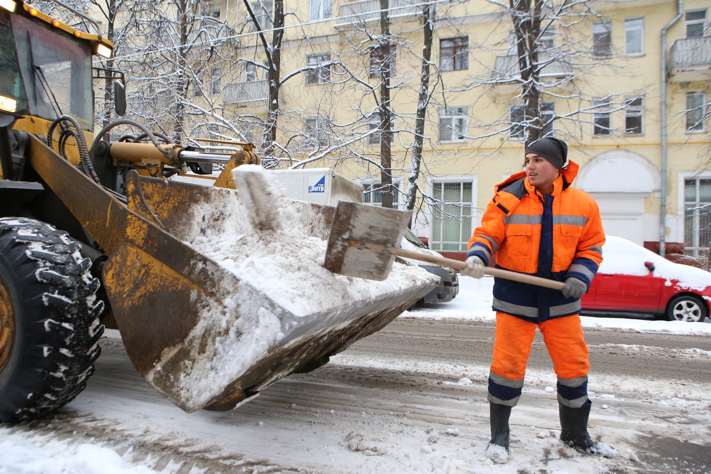 Зимняя очистка снега. Чистка снега. В Москве чистят снег. Чистка снега для бизнеса. Техника безопасности при чистке снега.