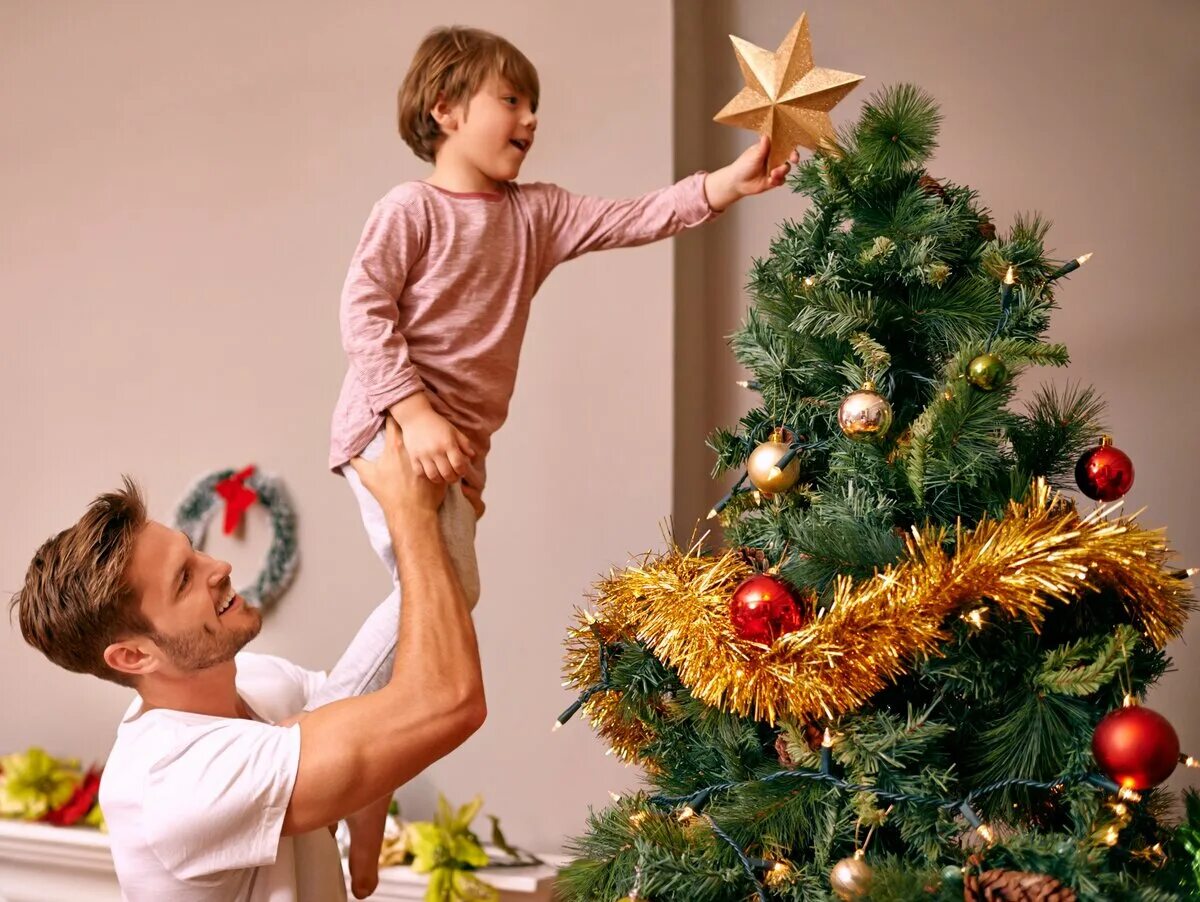 Наряжаем елку. Дети наряжают елку. Дети украшают елку. Украшаем елку. Новый год почему елка