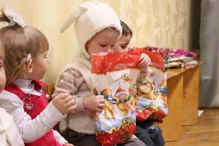 Какие сладкие детки. Подарки для детей. Подарки в садик на новый год. Новогодние подарки детям в сад. Подарки на новый год детям в детский сад.