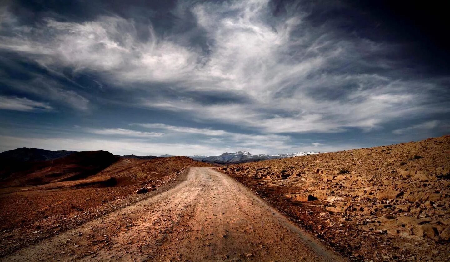 Дорога в пустыне. Пустынная заброшенная дорога. Дорога в пустыне ночью. Техас пустыня.