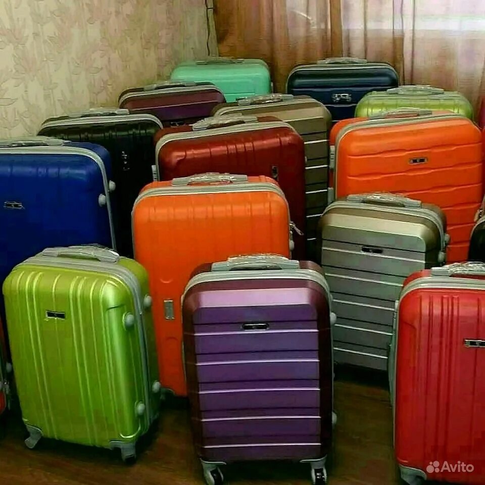 Где оставить чемодан. Производитель пластиковых чемоданов. Чемодан АБС пластик. Красивые пластиковые чемоданы на колесах. Пластиковые чемоданы цвета.
