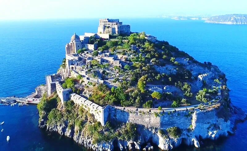 Большой итальянский остров. Арагонский замок Италия. Искья остров Италия. Замок Искья. 11 Арагонский замок, остров Искья, Италия.