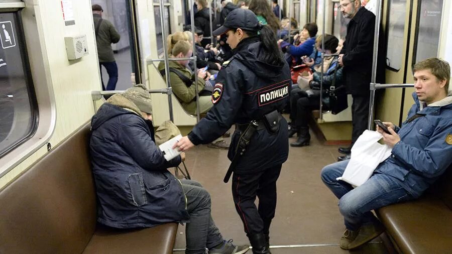 В метро с ножом можно. Полиция метрополитена. Полицейский в метро. Полицейский метрополитена.