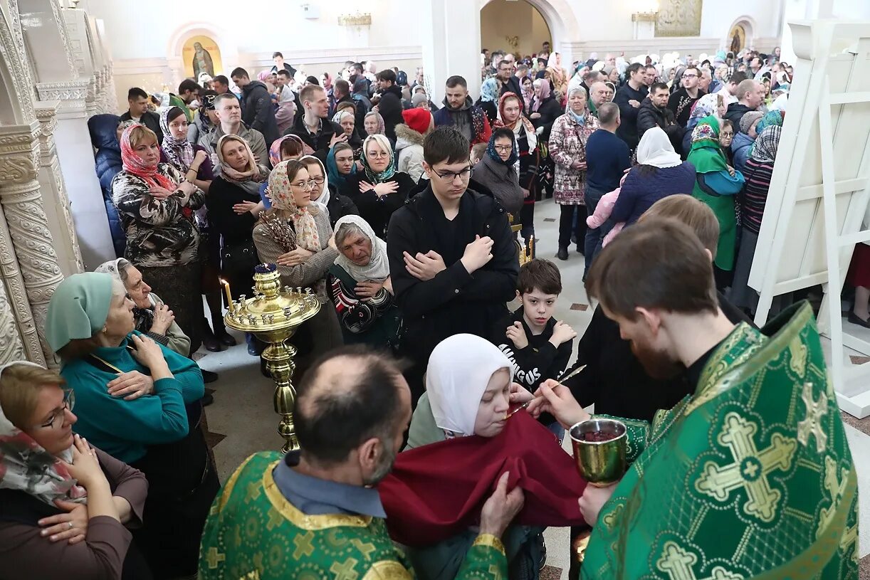 Храм Матроны Московской. Церковь Матрона Московская в Любимовка. Матрона Московская храм плащаница. Храм Первосвятителей московских крестины. Родительское воскресенье в 2024