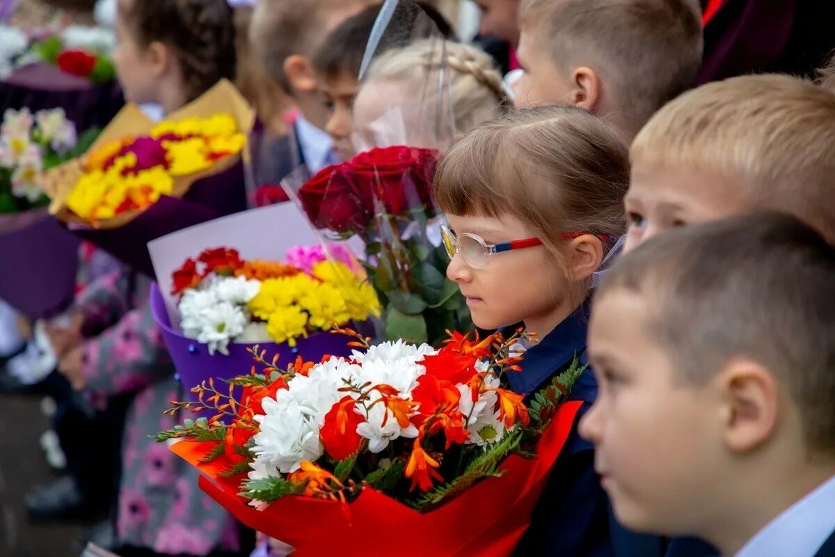 Школьники. Патриотический урок для школьников. Россия огромная школьники. Цветы которыкемкушали в школе.